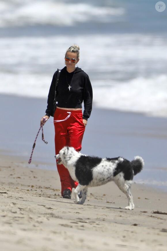 Laeticia Hallyday accompagnée de sa chienne Cheyenne va déjeuner avec Jean-François Piège et sa femme Elodie, Yaël Abrot, Christina accompagnée de sa chienne et Ezra Petronio avec sa compagne Lana Petrusevych au restaurant Nobu à Malibu le 10 mai 2018. Alors que Laeticia discutait avec ses amis sur le parking du restaurant, Christina est arrivée pour la première fois avec sa chienne qui a attaqué violemment Cheyenne sous les yeux ébahis des clients. A la suite de cette altercation tout le monde décide d'aller promener les chiennes sur la plage pour les calmer avant d’aller se restaurer en terrasse.10/05/2018 - Malibu