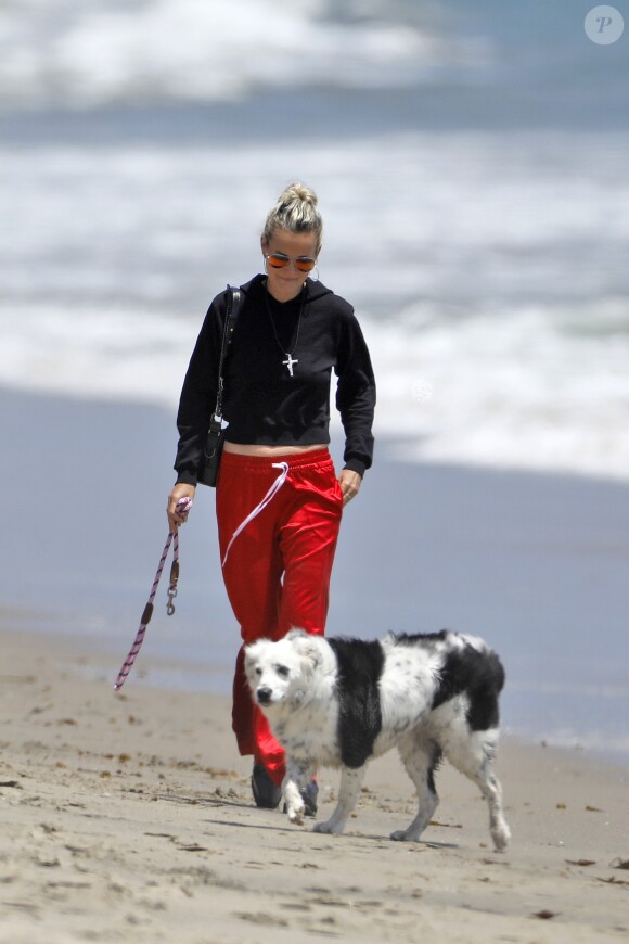 Laeticia Hallyday accompagnée de sa chienne Cheyenne va déjeuner avec Jean-François Piège et sa femme Elodie, Yaël Abrot, Christina accompagnée de sa chienne et Ezra Petronio avec sa compagne Lana Petrusevych au restaurant Nobu à Malibu le 10 mai 2018. Alors que Laeticia discutait avec ses amis sur le parking du restaurant, Christina est arrivée pour la première fois avec sa chienne qui a attaqué violemment Cheyenne sous les yeux ébahis des clients. A la suite de cette altercation tout le monde décide d'aller promener les chiennes sur la plage pour les calmer avant d’aller se restaurer en terrasse.10/05/2018 - Malibu