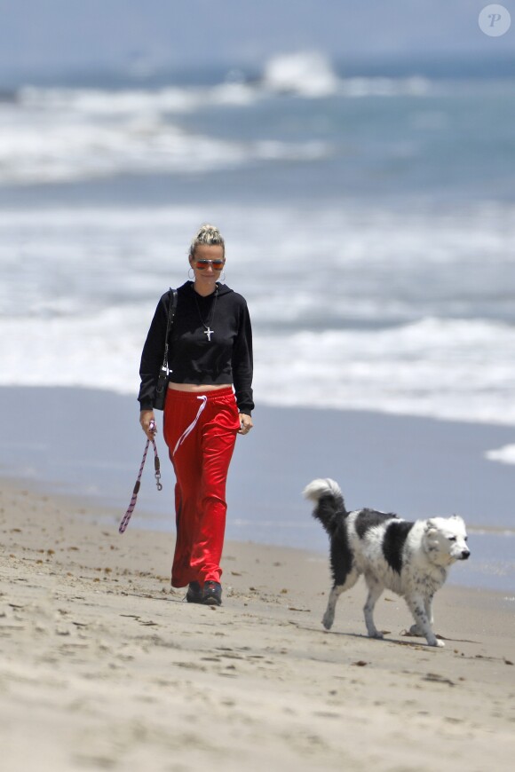 Laeticia Hallyday accompagnée de sa chienne Cheyenne va déjeuner avec Jean-François Piège et sa femme Elodie, Yaël Abrot, Christina accompagnée de sa chienne et Ezra Petronio avec sa compagne Lana Petrusevych au restaurant Nobu à Malibu le 10 mai 2018. Alors que Laeticia discutait avec ses amis sur le parking du restaurant, Christina est arrivée pour la première fois avec sa chienne qui a attaqué violemment Cheyenne sous les yeux ébahis des clients. A la suite de cette altercation tout le monde décide d'aller promener les chiennes sur la plage pour les calmer avant d’aller se restaurer en terrasse.10/05/2018 - Malibu