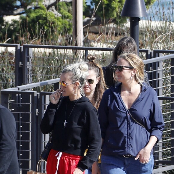 Laeticia Hallyday accompagnée de sa chienne Cheyenne va déjeuner avec Jean-François Piège et sa femme Elodie, Yaël Abrot, Christina accompagnée de sa chienne et Ezra Petronio avec sa compagne Lana Petrusevych au restaurant Nobu à Malibu le 10 mai 2018. Alors que Laeticia discutait avec ses amis sur le parking du restaurant, Christina est arrivée pour la première fois avec sa chienne qui a attaqué violemment Cheyenne sous les yeux ébahis des clients. A la suite de cette altercation tout le monde décide d'aller promener les chiennes sur la plage pour les calmer avant d’aller se restaurer en terrasse.10/05/2018 - Malibu