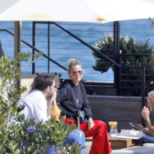 Laeticia Hallyday accompagnée de sa chienne Cheyenne va déjeuner avec Jean-François Piège et sa femme Elodie, Yaël Abrot, Christina accompagnée de sa chienne et Ezra Petronio avec sa compagne Lana Petrusevych au restaurant Nobu à Malibu le 10 mai 2018. Alors que Laeticia discutait avec ses amis sur le parking du restaurant, Christina est arrivée pour la première fois avec sa chienne qui a attaqué violemment Cheyenne sous les yeux ébahis des clients. A la suite de cette altercation tout le monde décide d'aller promener les chiennes sur la plage pour les calmer avant d’aller se restaurer en terrasse.10/05/2018 - Malibu