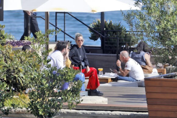 Laeticia Hallyday accompagnée de sa chienne Cheyenne va déjeuner avec Jean-François Piège et sa femme Elodie, Yaël Abrot, Christina accompagnée de sa chienne et Ezra Petronio avec sa compagne Lana Petrusevych au restaurant Nobu à Malibu le 10 mai 2018. Alors que Laeticia discutait avec ses amis sur le parking du restaurant, Christina est arrivée pour la première fois avec sa chienne qui a attaqué violemment Cheyenne sous les yeux ébahis des clients. A la suite de cette altercation tout le monde décide d'aller promener les chiennes sur la plage pour les calmer avant d’aller se restaurer en terrasse.10/05/2018 - Malibu
