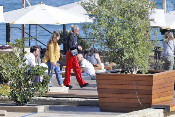 Laeticia Hallyday accompagnée de sa chienne Cheyenne va déjeuner avec Jean-François Piège et sa femme Elodie, Yaël Abrot, Christina accompagnée de sa chienne et Ezra Petronio avec sa compagne Lana Petrusevych au restaurant Nobu à Malibu le 10 mai 2018. Alors que Laeticia discutait avec ses amis sur le parking du restaurant, Christina est arrivée pour la première fois avec sa chienne qui a attaqué violemment Cheyenne sous les yeux ébahis des clients. A la suite de cette altercation tout le monde décide d'aller promener les chiennes sur la plage pour les calmer avant d’aller se restaurer en terrasse.10/05/2018 - Malibu
