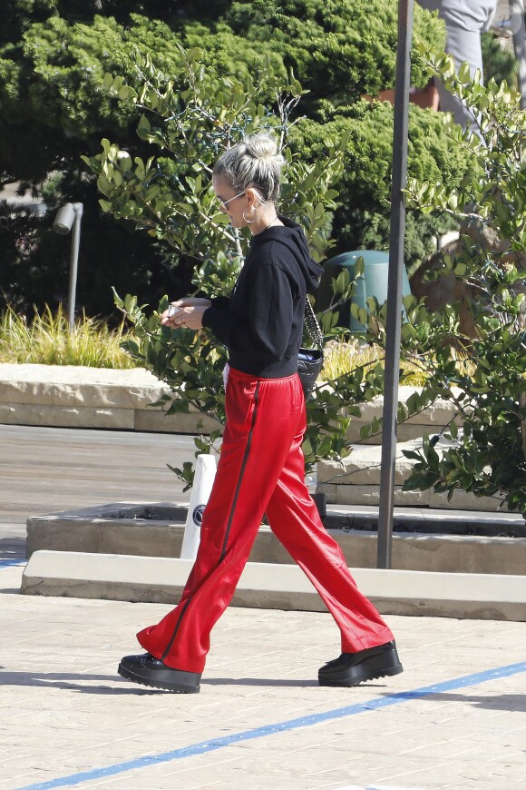 Laeticia Hallyday accompagnée de sa chienne Cheyenne va déjeuner avec Jean-François Piège et sa femme Elodie, Yaël Abrot, Christina accompagnée de sa chienne et Ezra Petronio avec sa compagne Lana Petrusevych au restaurant Nobu à Malibu le 10 mai 2018. Alors que Laeticia discutait avec ses amis sur le parking du restaurant, Christina est arrivée pour la première fois avec sa chienne qui a attaqué violemment Cheyenne sous les yeux ébahis des clients. A la suite de cette altercation tout le monde décide d'aller promener les chiennes sur la plage pour les calmer avant d’aller se restaurer en terrasse.10/05/2018 - Malibu