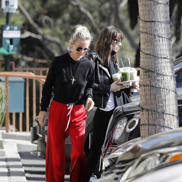 Laeticia Hallyday accompagnée de sa chienne Cheyenne va déjeuner avec Jean-François Piège et sa femme Elodie, Yaël Abrot, Christina accompagnée de sa chienne et Ezra Petronio avec sa compagne Lana Petrusevych au restaurant Nobu à Malibu le 10 mai 2018. Alors que Laeticia discutait avec ses amis sur le parking du restaurant, Christina est arrivée pour la première fois avec sa chienne qui a attaqué violemment Cheyenne sous les yeux ébahis des clients. A la suite de cette altercation tout le monde décide d'aller promener les chiennes sur la plage pour les calmer avant d’aller se restaurer en terrasse.10/05/2018 - Malibu