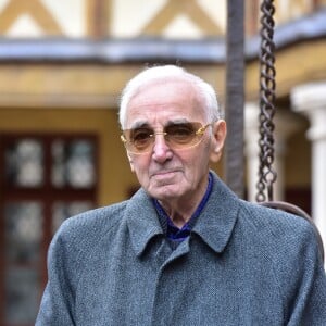 Charles Aznavour durant la 157ème vente aux enchères des vins des Hospices de Beaune à Beaune le 19 novembre 2017. La récolte 2017 permet aux Hospices de proposer à la vente 787 pièces, dont 157 pièces de vin blanc et 630 pièces de vin rouge. Ces 787 pièces sont réparties en 50 Cuvées, 33 de vin rouge et 17 de vin blanc, soigneusement élaborées par les Hospices. Ces Cuvées sont le résultat d'un assemblage harmonieux de différents climats, ce qui contribue à créer l’originalité des vins du domaine viticole des Hospices de Beaune. Chaque Cuvée porte le nom d’un bienfaiteur des Hospices ou du donateur historique de la vigne.. © Giancarlo Gorassini/Bestimage