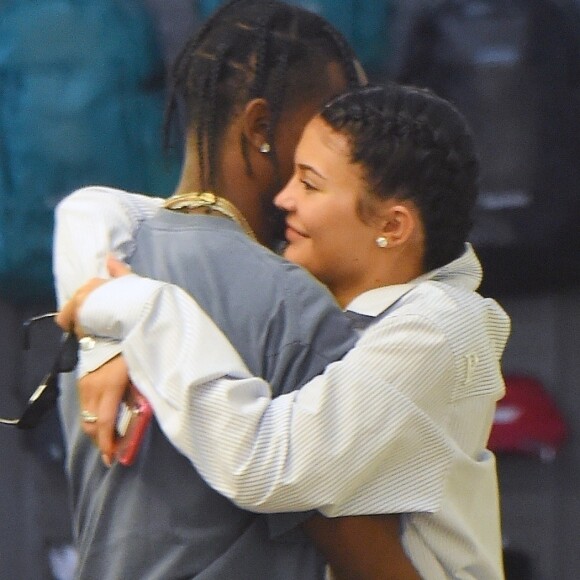 Exclusif - Kylie Jenner et son compagnon Travis Scott se câlinent et s'embrassent lors d'une virée shopping à New York, le 8 mai 2018