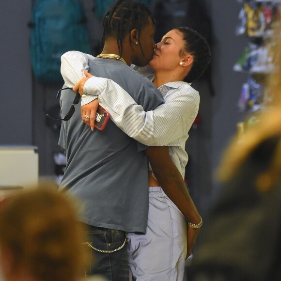 Exclusif - Kylie Jenner et son compagnon Travis Scott se câlinent et s'embrassent lors d'une virée shopping à New York, le 8 mai 2018