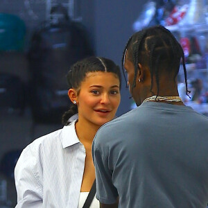 Exclusif - Kylie Jenner et son compagnon Travis Scott se câlinent et s'embrassent lors d'une virée shopping à New York, le 8 mai 2018