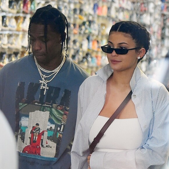 Exclusif - Kylie Jenner et son compagnon Travis Scott se câlinent et s'embrassent lors d'une virée shopping à New York, le 8 mai 2018