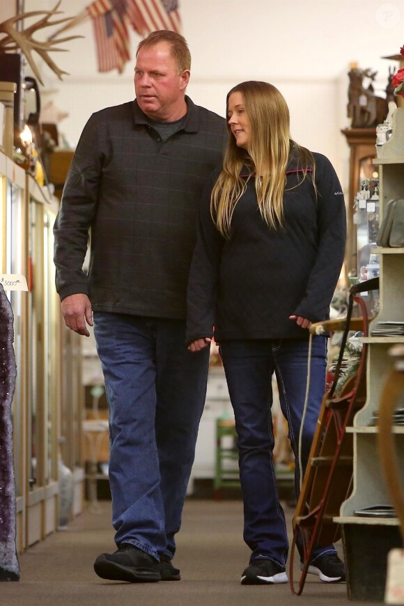 Exclusif - Thomas Markle Jr., demi-frère de Meghan Markle, faisant du shopping avec sa fancée Darlene Blount dans la petite ville de Grants Pass dans l'Oregon le 21 février 2018