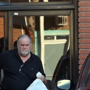 Exclusif - Thomas Markle Sr., père de Meghan Markle, fait des courses dans les rues de Rosarito au Mexique, le 6 décembre 2017