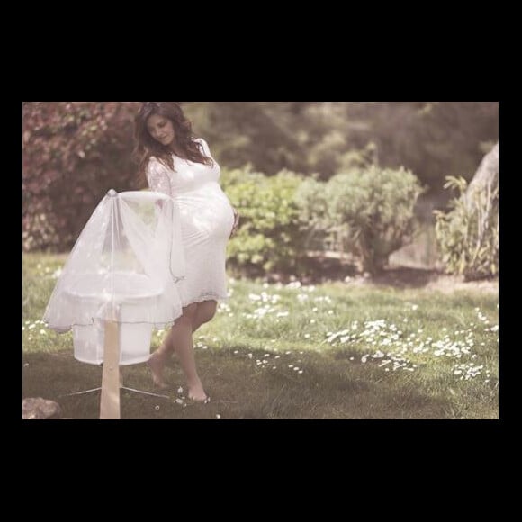 Laëtitia Milot, enceinte, se dévoile radieuse en fin de grossesse, le 23 avril 2018.