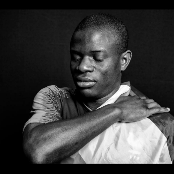 N'Golo Kanté photographié apr Nikos Aliagas, mars 2018.