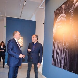 Nikos Aliagas présente ses photos au prince Albert II de Monaco - 1er salon international de la photo d'art et de collection à Monaco le 5 avril 2018. © Michael Alesi/Bestimage