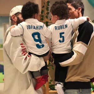 Karim Benzema et Raphaël Varane posent avec leurs fils, qui portent des maillots du Real Madrid. Instagram, le 16 mars 2018.