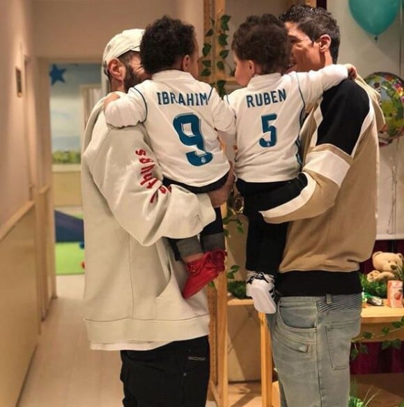 Karim Benzema et Raphaël Varane posent avec leurs fils, qui portent des maillots du Real Madrid. Instagram, le 16 mars 2018.