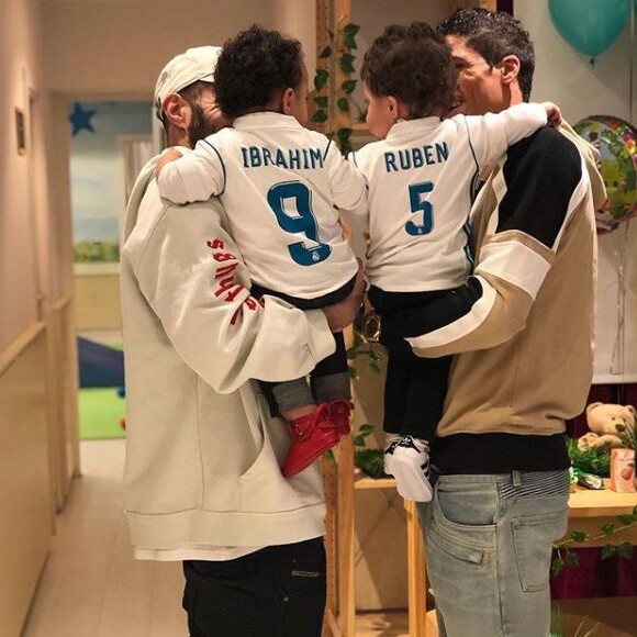 Karim Benzema et Raphaël Varane posent avec leurs fils, qui portent des maillots du Real Madrid. Instagram, le 16 mars 2018.