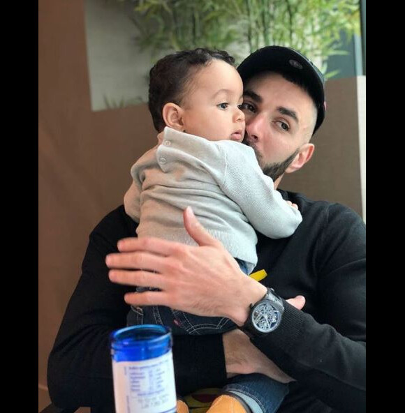 Karim Benzema pose avec son fils Ibrahim sur Instagram le 6 févroer 2018.