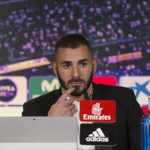 Karim Benzema annonce, lors d'une conférence de presse au stade Santiago Bernabeu, la prolongation de son contrat au club Real Madrid. Le 21 septembre 2017.