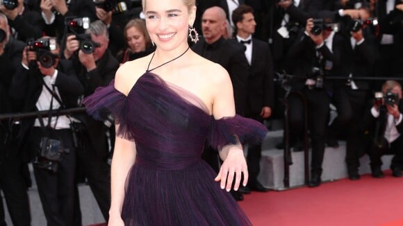 Cannes 2018 : Emilia Clarke, resplendissante devant Solo et son fidèle ami poilu