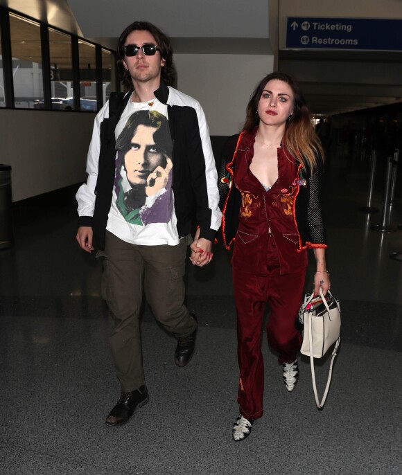 Frances Bean Cobain (fille de Kurt Cobain et de Courtney Love) et son compagnon Matthew Cook arrivent à l'aéroport de Los Angeles (LAX) le 9 février 2018.