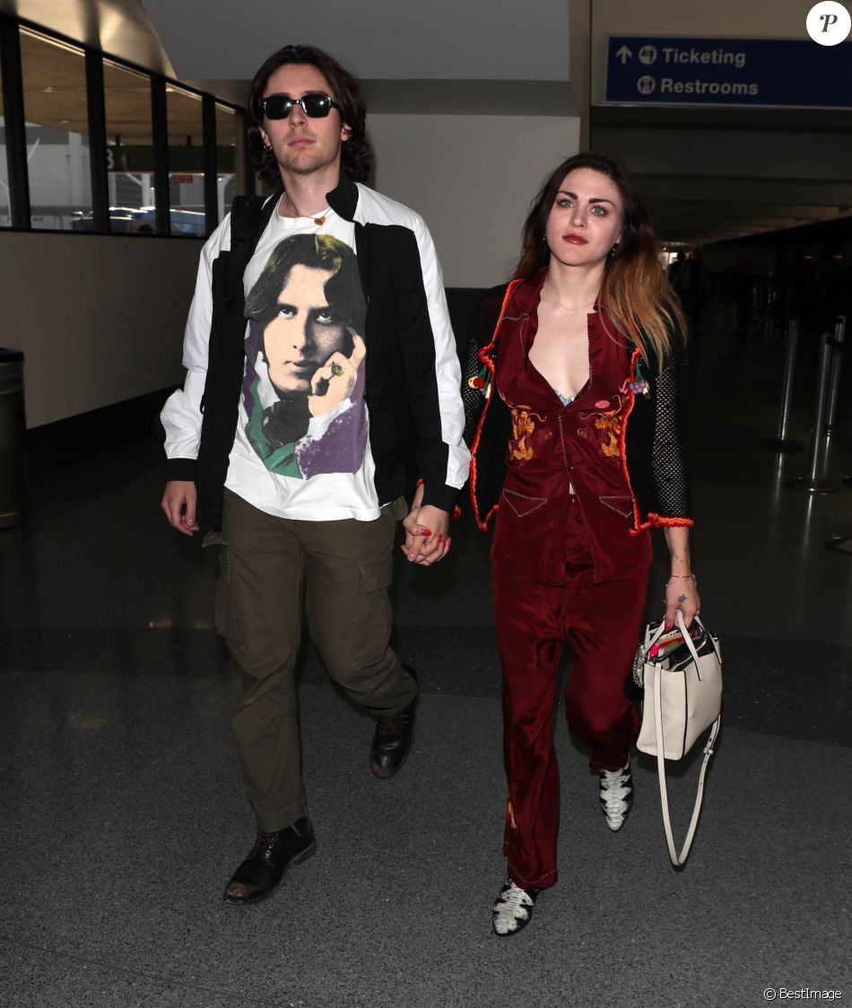 Frances Bean Cobain (fille de Kurt Cobain et de Courtney Love) et son compagnon Matthew Cook arrivent à l&#039;aéroport de Los Angeles (LAX) le 9 février 2018.