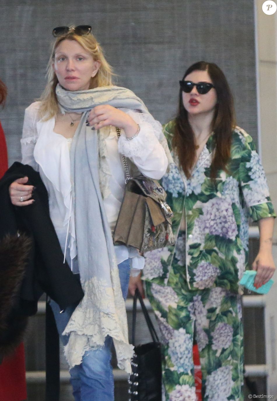 Exclusif - Courtney Love et sa fille Frances Bean Cobain arrivent à l&#039;aéroport de Roissy le 25 septembre 2017.