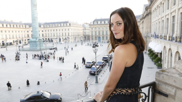 Kaya Scodelario (Le Labyrinthe) : Spectatrice d'un défilé de majordomes à Paris