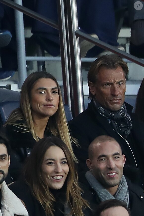 Hervé Renard et sa fille Candide dans les tribunes du parc des Princes lors du au match de football de Ligue 1 Paris Saint-Germain contre Espérance sportive Troyes Aube Champagne à Paris, France, le 19 novembre 2017. © Cyril Moreau/Bestimage