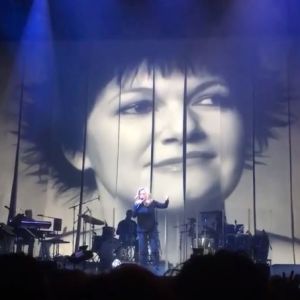 Lara Fabian rend hommage à Maurane sur scène à Amsterdam le 17 mai 2018