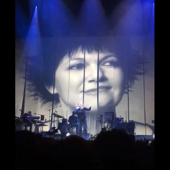 Lara Fabian rend hommage à Maurane sur scène à Amsterdam le 17 mai 2018