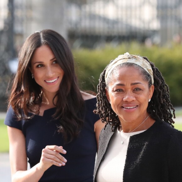 Meghan Markle arrive avec sa mère Doria Ragland à l'hôtel Cliveden House près de Windsor à la veille de son mariage avec le prince Harry, à Taplow le 18 mai 2018.