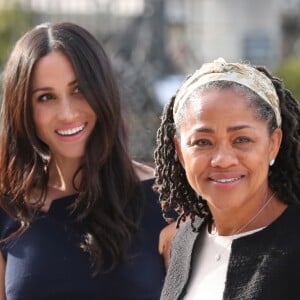 Meghan Markle arrive avec sa mère Doria Ragland à l'hôtel Cliveden House près de Windsor à la veille de son mariage avec le prince Harry, à Taplow le 18 mai 2018.