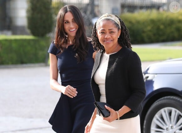 Meghan Markle arrive avec sa mère Doria Ragland à l'hôtel Cliveden House près de Windsor à la veille de son mariage avec le prince Harry, à Taplow le 18 mai 2018.