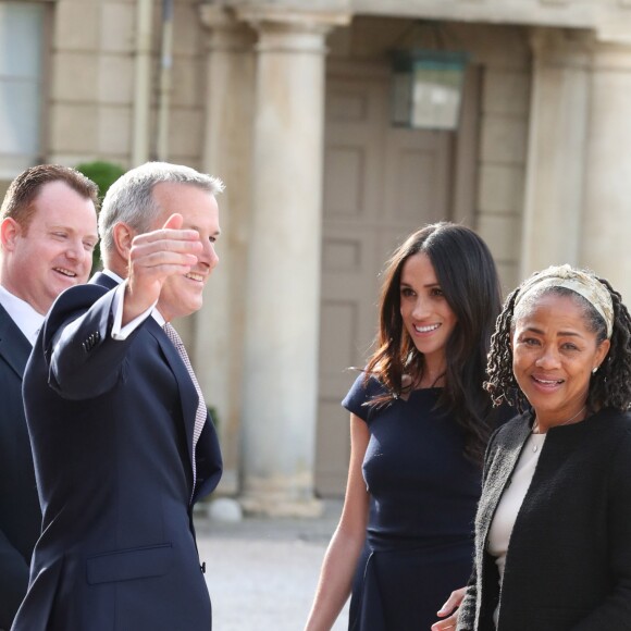 Meghan Markle arrive avec sa mère Doria Ragland, accueillies par Kevin Brooke et son adjoint Andre, à l'hôtel Cliveden House près de Windsor à la veille de son mariage avec le prince Harry, à Taplow le 18 mai 2018.