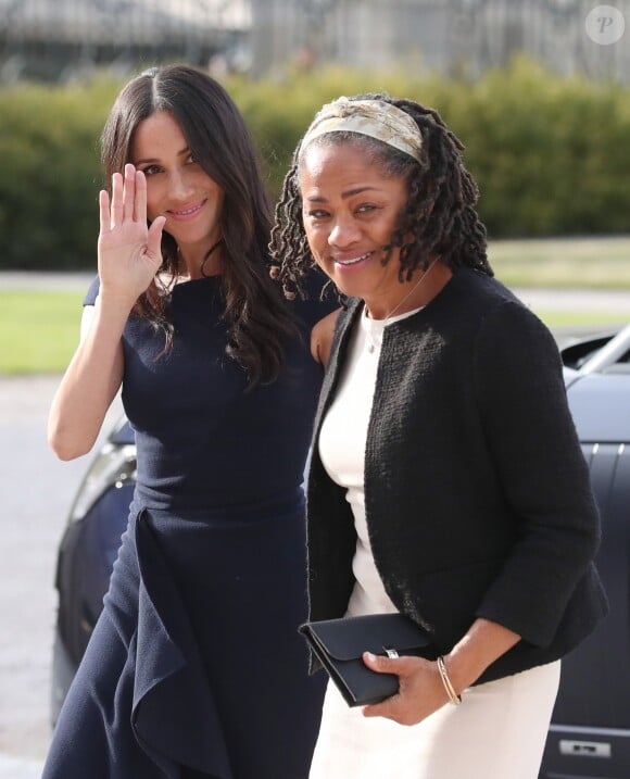 Meghan Markle arrive avec sa mère Doria Ragland à l'hôtel Cliveden House près de Windsor à la veille de son mariage avec le prince Harry, à Taplow le 18 mai 2018.