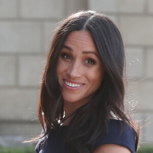 Meghan Markle (robe Roland Mouret) arrive à l'hôtel Cliveden House près de Windsor à la veille de son mariage avec le prince Harry, à Taplow le 18 mai 2018.