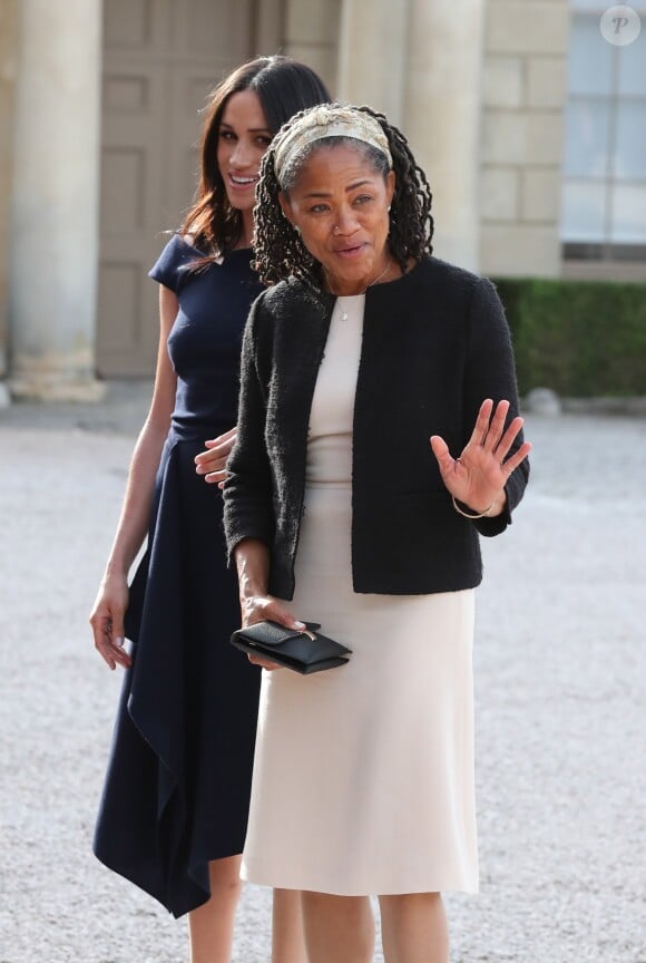 Meghan Markle arrive avec sa mère Doria Ragland à l'hôtel Cliveden House près de Windsor à la veille de son mariage avec le prince Harry, à Taplow le 18 mai 2018.