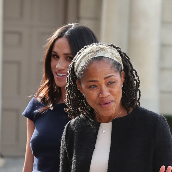 Meghan Markle arrive avec sa mère Doria Ragland à l'hôtel Cliveden House près de Windsor à la veille de son mariage avec le prince Harry, à Taplow le 18 mai 2018.