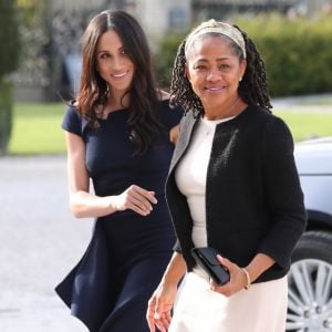 Meghan Markle arrive avec sa mère Doria Ragland à l'hôtel Cliveden House près de Windsor à la veille de son mariage avec le prince Harry, à Taplow le 18 mai 2018.