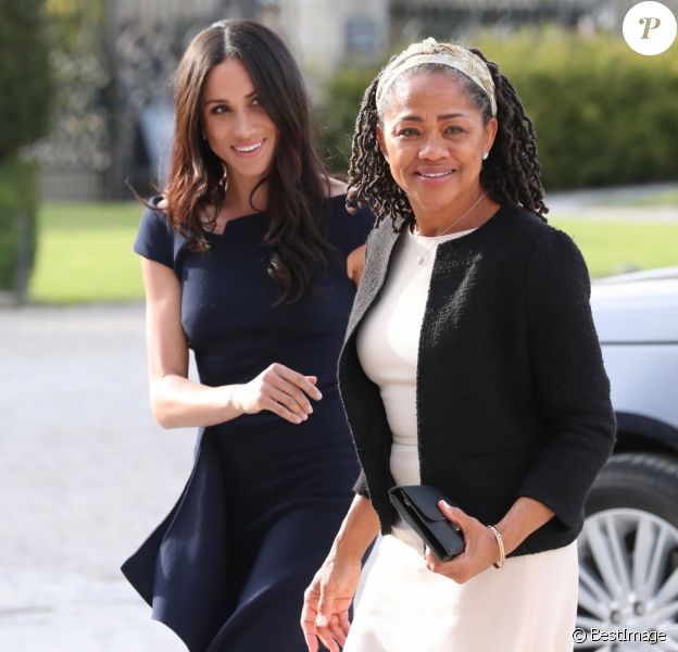 Meghan Markle arrive avec sa mère Doria Ragland à l'hôtel Cliveden House près de Windsor à la veille de son mariage avec le prince Harry, à Taplow le 18 mai 2018.