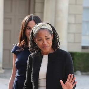 Meghan Markle arrive avec sa mère Doria Ragland à l'hôtel Cliveden House près de Windsor à la veille de son mariage avec le prince Harry, à Taplow le 18 mai 2018.