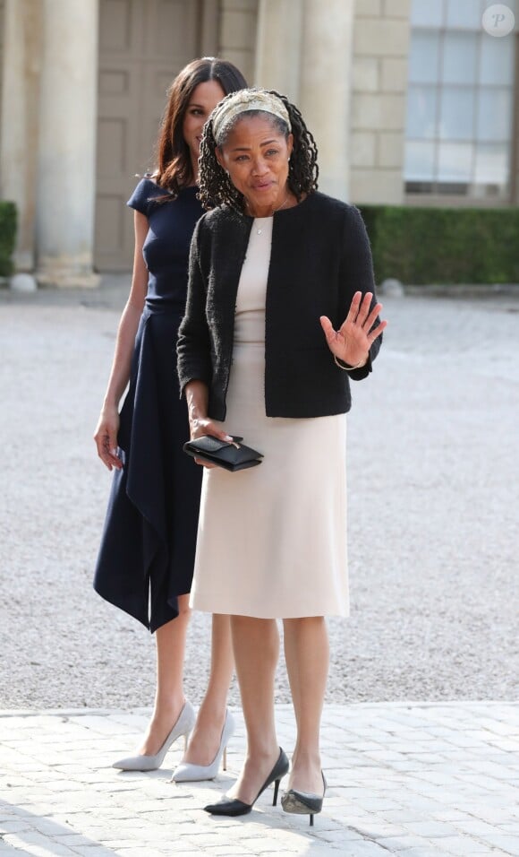 Meghan Markle arrive avec sa mère Doria Ragland à l'hôtel Cliveden House près de Windsor à la veille de son mariage avec le prince Harry, à Taplow le 18 mai 2018.