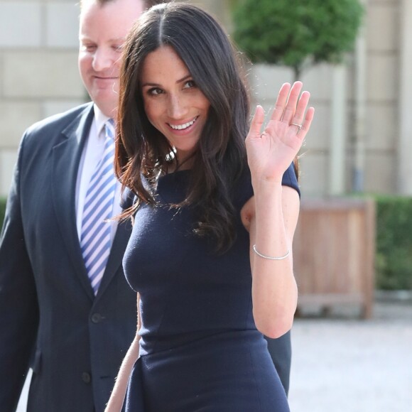 Meghan Markle arrive avec sa mère Doria Ragland à l'hôtel Cliveden House près de Windsor à la veille de son mariage avec le prince Harry, à Taplow le 18 mai 2018.