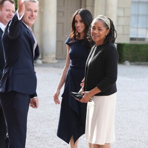 Meghan Markle arrive avec sa mère Doria Ragland, accueillies par Kevin Brooke et son adjoint Andre, à l'hôtel Cliveden House près de Windsor à la veille de son mariage avec le prince Harry, à Taplow le 18 mai 2018.