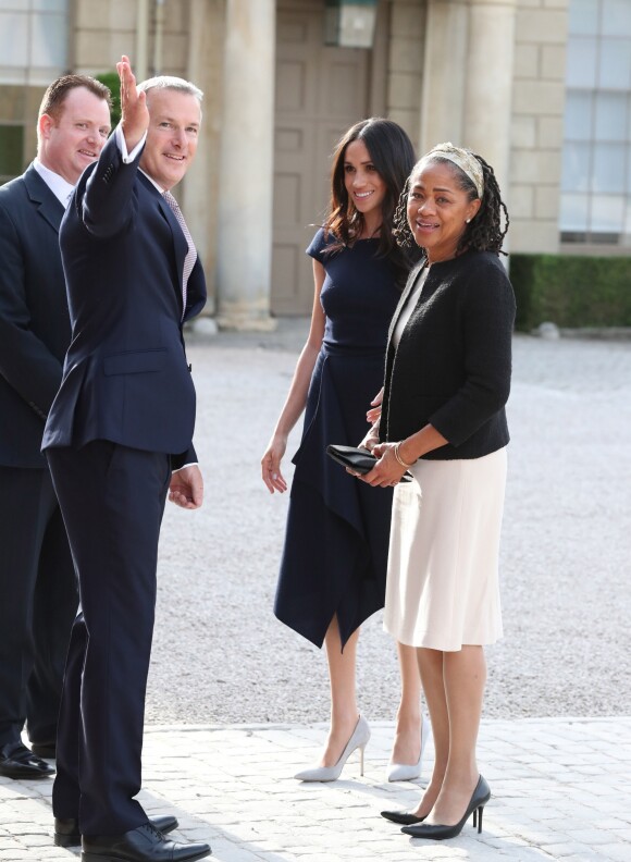 Meghan Markle arrive avec sa mère Doria Ragland, accueillies par Kevin Brooke et son adjoint Andre, à l'hôtel Cliveden House près de Windsor à la veille de son mariage avec le prince Harry, à Taplow le 18 mai 2018.