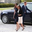 Meghan Markle arrive avec sa mère Doria Ragland à l'hôtel Cliveden House près de Windsor à la veille de son mariage avec le prince Harry, à Taplow le 18 mai 2018.