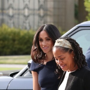 Meghan Markle arrive avec sa mère Doria Ragland à l'hôtel Cliveden House près de Windsor à la veille de son mariage avec le prince Harry, à Taplow le 18 mai 2018.