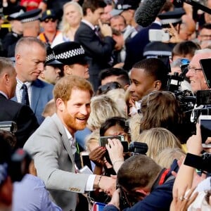 Le prince Harry est allé à la rencontre du public de manière inopinée dans les rues de Windsor le 18 mai 2018, à la veille de son mariage avec Meghan Markle.